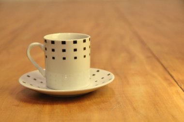 Boş bir kahve fincanını ahşap arka planda bir fincan üzerinde görmek