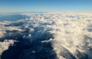 Bulutlardaki dağların güzel hava manzarası 