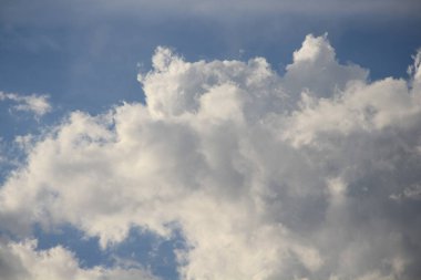 Mavi gökyüzünde beyaz bulutlar