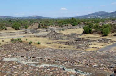 Meksika 'da antik bir şehir olan Teotihuacan, piramitlerin ve harabelerin manzarası