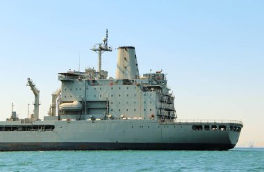 Denizdeki askeri donanma gemisi.