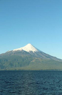 Karlı volkanın manzarası - Şili