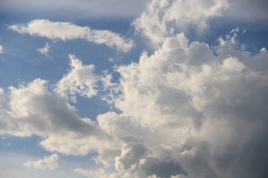 Mavi gökyüzünde beyaz bulutlar