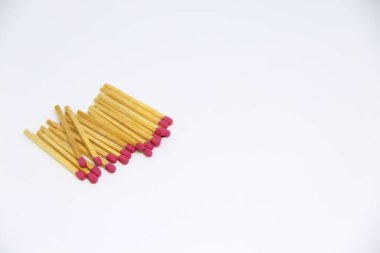 Beyaz arkaplanda kibrit çöpleri