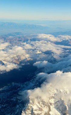 Bulutlardaki dağların güzel hava manzarası 