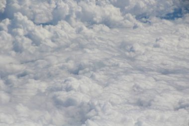 Mavi gökyüzünde beyaz bulutlar