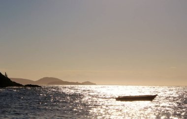 Deniz manzaralı bir tekne.