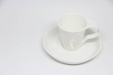 Beyaz arkaplanda fincan ve fincan tabağı görüntüsü 