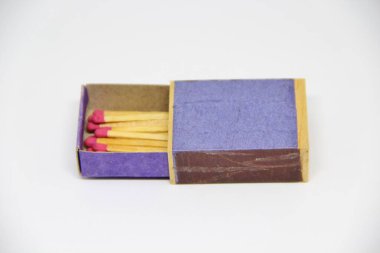 Beyaz arkaplanda kibrit kutusunda kibrit çöpleri