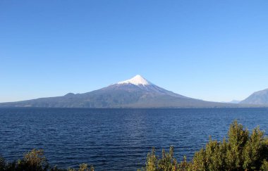 Karlı volkanın manzarası - Şili
