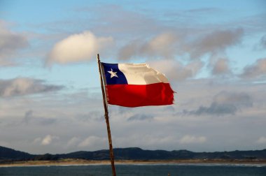 Gökyüzü arkaplanına karşı Şili bayrağı