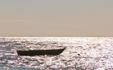 Deniz manzaralı bir tekne.