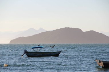 Deniz manzaralı bir tekne.