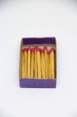 Beyaz arkaplanda kibrit kutusunda kibrit çöpleri