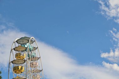 Dönme dolap mavi gökyüzü arkaplanına karşı