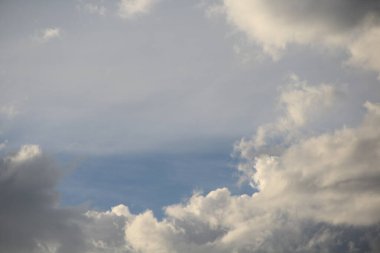 Mavi gökyüzünde beyaz bulutlar