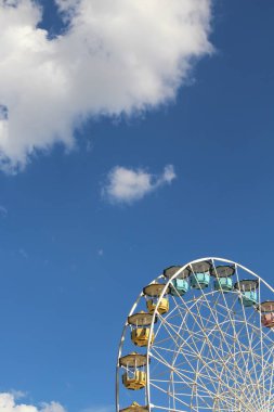 Dönme dolap mavi gökyüzü arkaplanına karşı