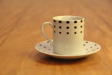 Boş bir kahve fincanını ahşap arka planda bir fincan üzerinde görmek