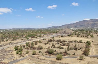 Meksika 'da antik bir şehir olan Teotihuacan, piramitlerin ve harabelerin manzarası