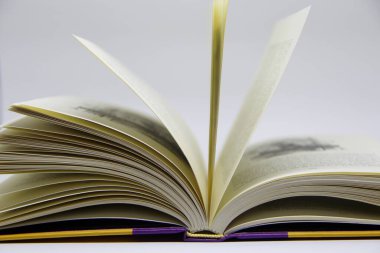 Açılmış kitabın masadaki yakın görüntüsü