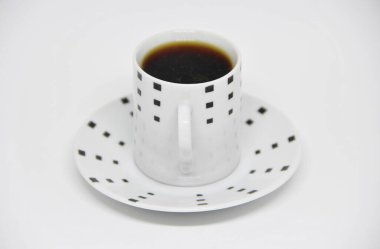 Beyaz arka planda bir fincan fincan dolusu kahve manzarası 