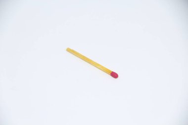 Beyaz arkaplanda tek kibrit çöpü