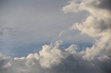 Mavi gökyüzünde beyaz bulutlar