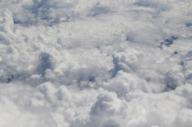 Mavi gökyüzünde beyaz bulutlar