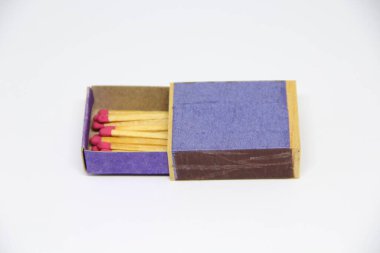 Beyaz arkaplanda kibrit kutusunda kibrit çöpleri