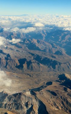 Bulutlardaki dağların güzel hava manzarası 