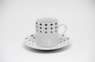 Beyaz arkaplanda fincan ve fincan tabağı görüntüsü 