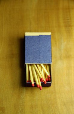 Tahta masa arkasında kibrit çöpleri