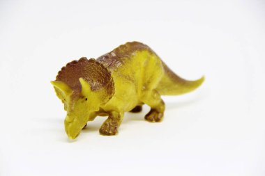 Beyaz arka planda izole edilmiş plastik dinozor oyuncağı