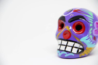 Beyaz arkaplanda Meksika kafatası