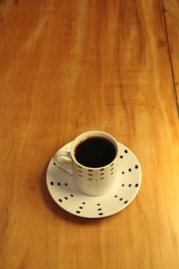 Ahşap arka planda bir fincan dolusu kahve manzarası