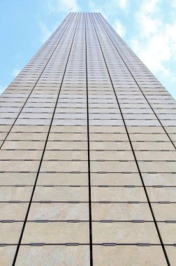 Mavi gökyüzü arka planındaki cep telefonu şebekesi için baz istasyonu ve radyo anteniName