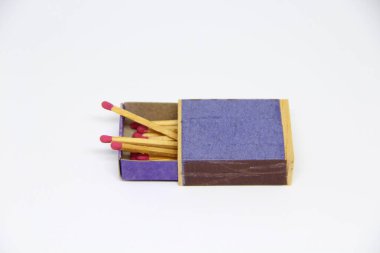 Beyaz arkaplanda kibrit kutusunda kibrit çöpleri