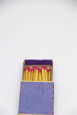 Beyaz arkaplanda kibrit kutusunda kibrit çöpleri