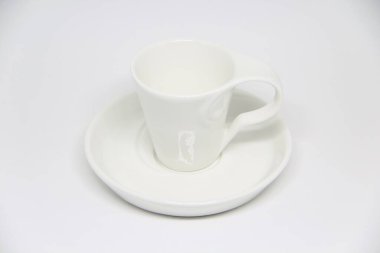 Beyaz arkaplanda fincan ve fincan tabağı görüntüsü 