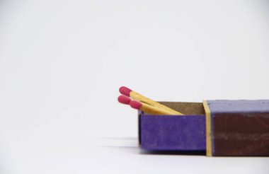 Beyaz arkaplanda kibrit kutusunda kibrit çöpleri