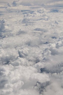 Mavi gökyüzünde beyaz bulutlar