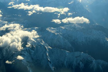 Bulutlardaki dağların güzel hava manzarası 