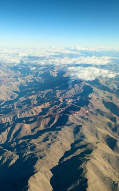 Bulutlardaki dağların güzel hava manzarası 