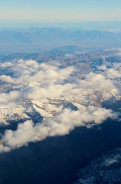 Bulutlardaki dağların güzel hava manzarası 