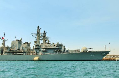 Denizdeki askeri donanma gemisi.