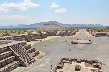 Meksika 'da antik bir şehir olan Teotihuacan, piramitlerin ve harabelerin manzarası