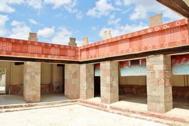 Meksika 'da antik bir şehir olan Teotihuacan, piramitlerin ve harabelerin manzarası