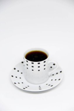 Beyaz arka planda bir fincan fincan dolusu kahve manzarası 