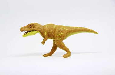 Beyaz arka planda izole edilmiş plastik dinozor oyuncağı