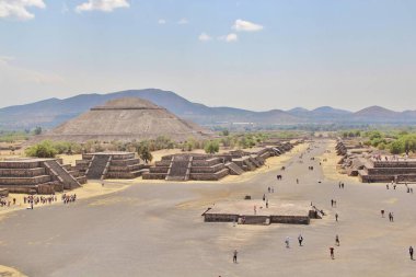 Meksika 'da antik bir şehir olan Teotihuacan, piramitlerin ve harabelerin manzarası